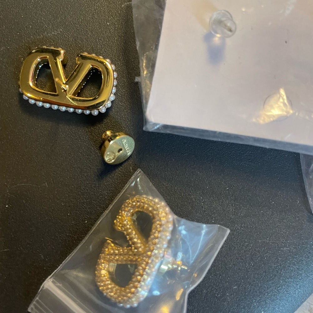 18K V Gold Plate Pave Moissenite Fashionable V Studs HighEnd Qual pre owned - Picture 3 of 7